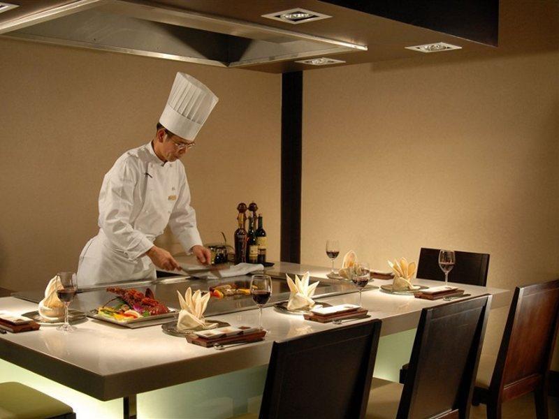 Hotel Nikko Tchien-ťin Exteriér fotografie A chef at work