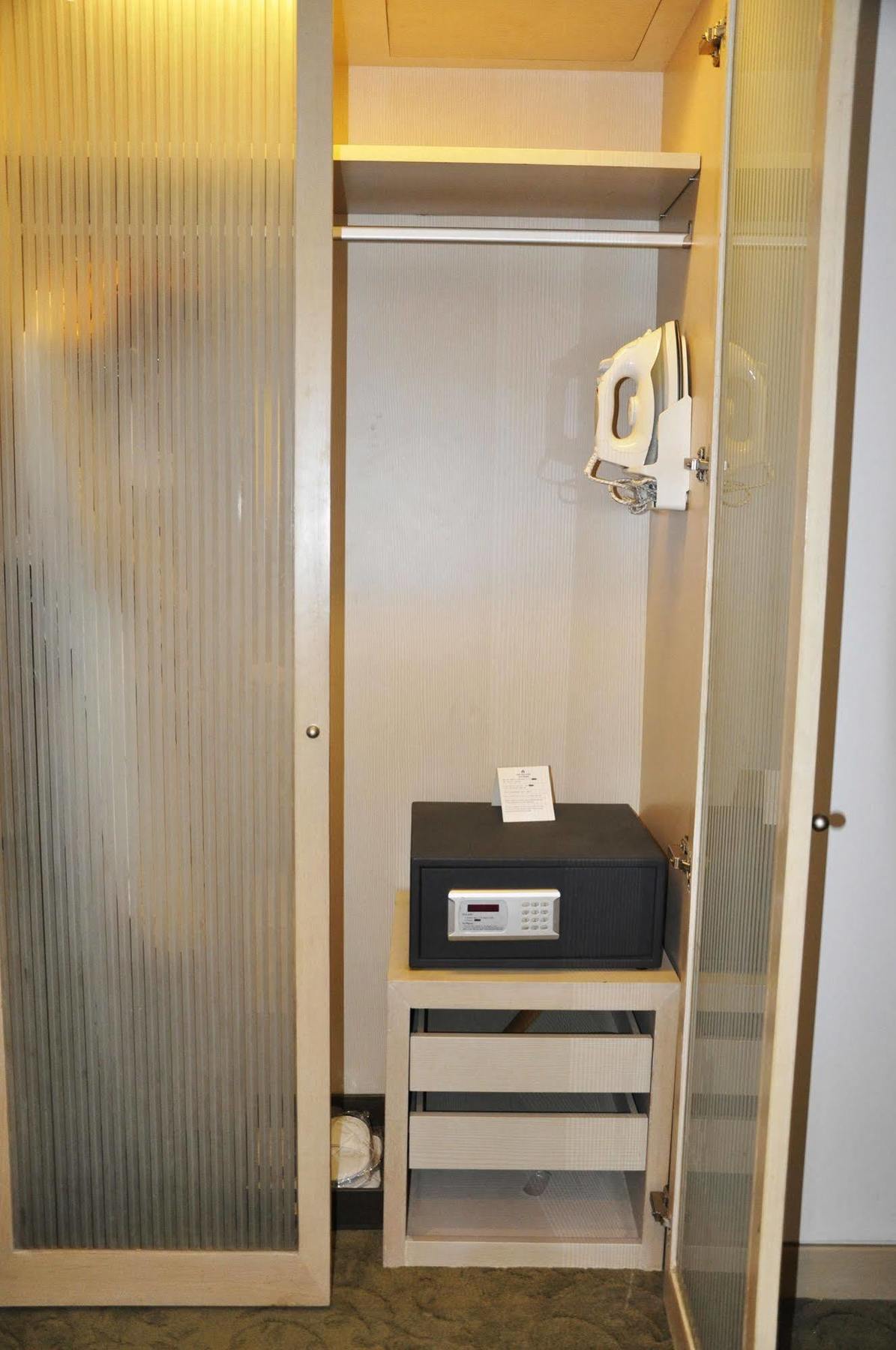 Hotel Nikko Tchien-ťin Exteriér fotografie A safe in a hotel room