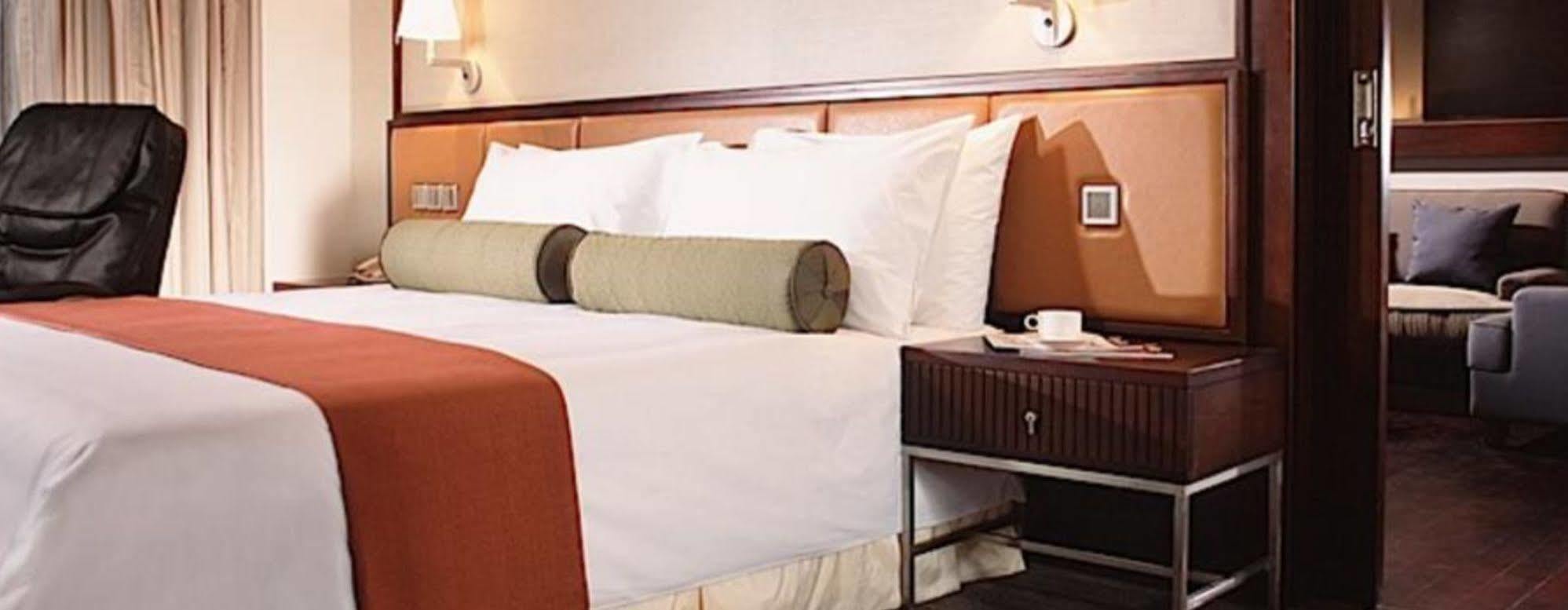 Hotel Nikko Tchien-ťin Exteriér fotografie A bolster pillow