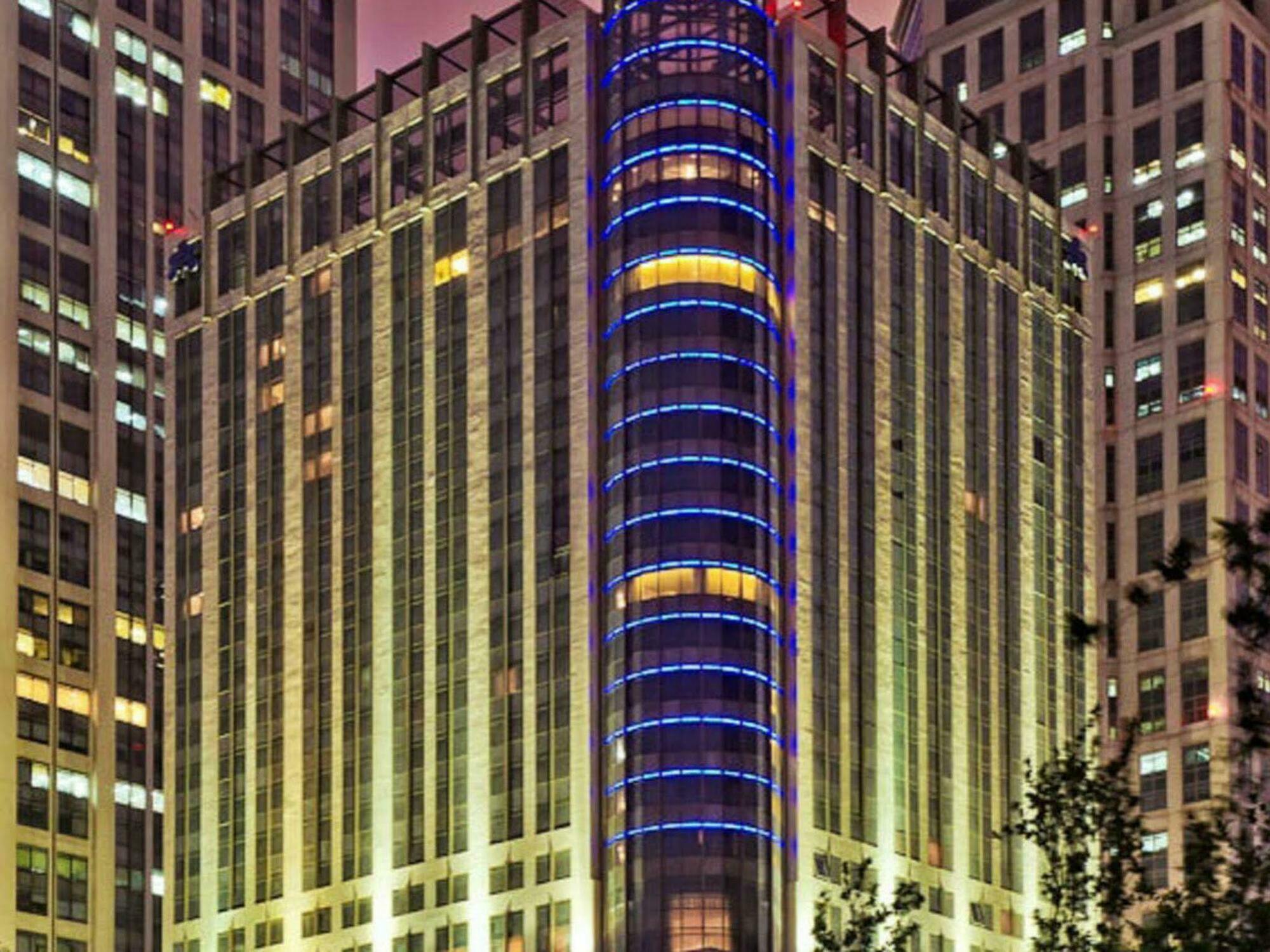 Hotel Nikko Tchien-ťin Exteriér fotografie The hotel at night